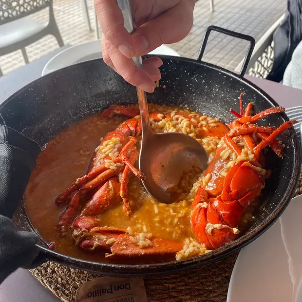 Paella de marisc servida a la paella