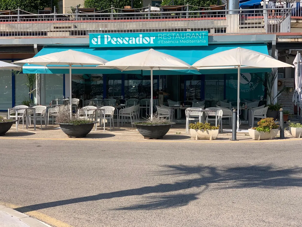 Façana i terrassa del restaurant davant del port